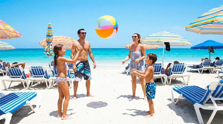 Familia disfrutando Playa El Yaque, Isla de Margarita